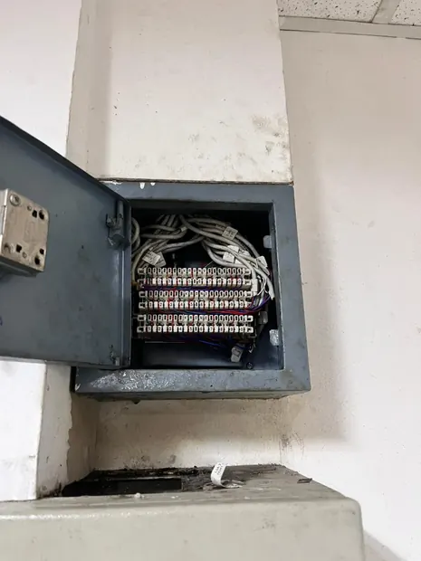 Box 2, Lantai 2, Gedung B di RS Ummi Bogor setelah terminasi ditata ulang dan diberi label
