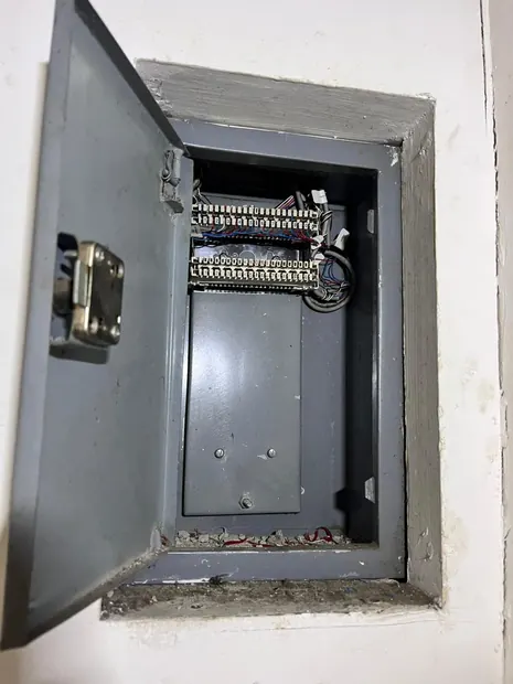 Box 1, Lantai 2, Gedung A di RS Ummi Bogor setelah terminasi ditata ulang dan diberi label