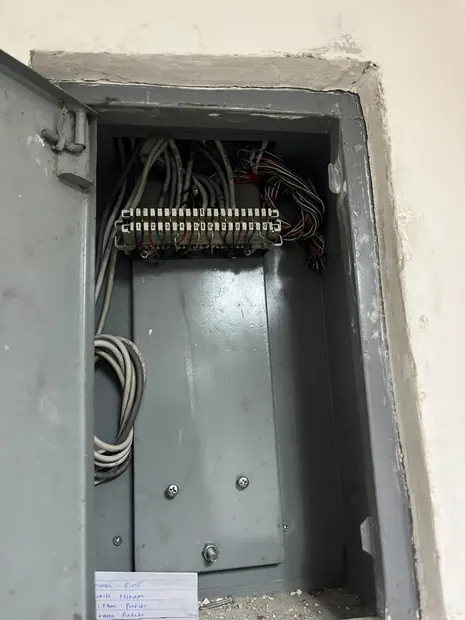 Box 1, Lantai 5, Gedung A di RS Ummi Bogor setelah terminasi ditata ulang dan diberi label