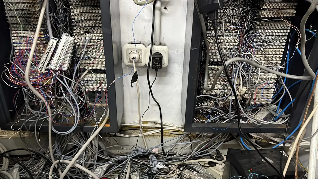 Server Box LSA di RS Ummi Bogor sebelum penataan ulang